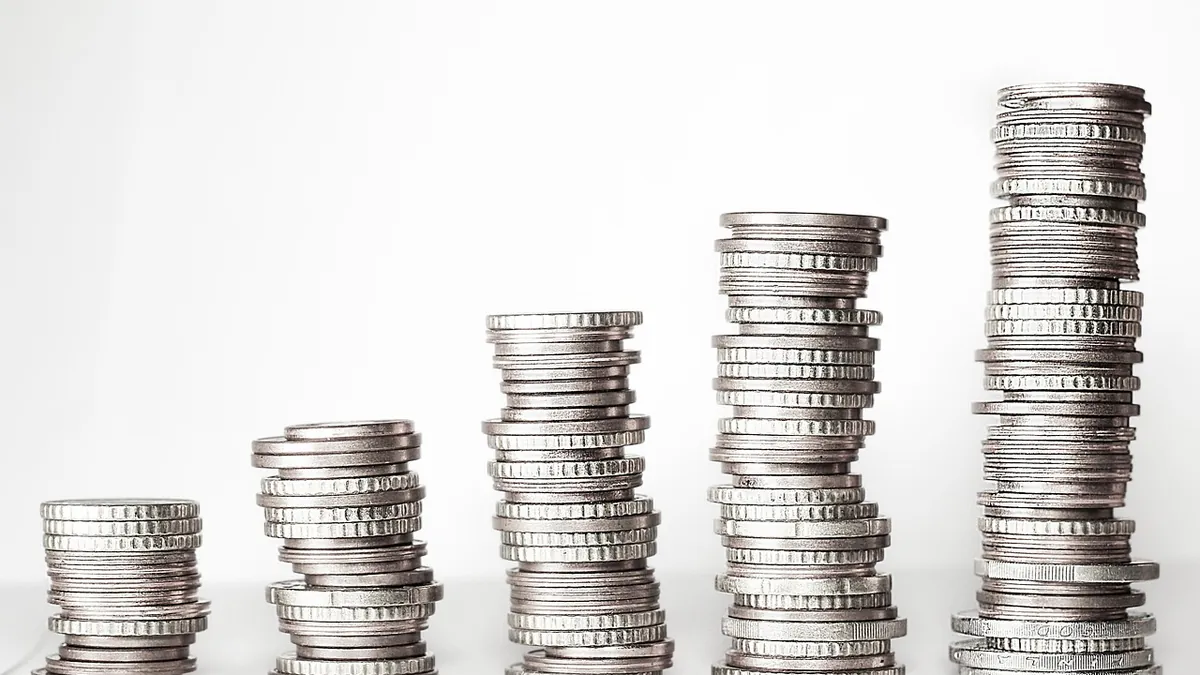 Pilas de monedas que crecen de izquierda a derecha, un símbolo del trabajo en un banco