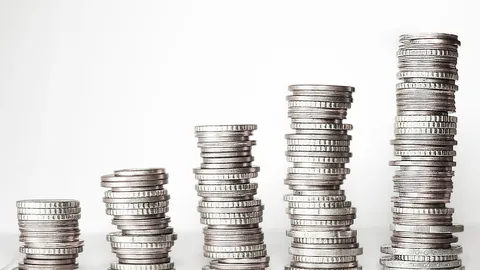 Pilas de monedas que crecen de izquierda a derecha, un símbolo del trabajo en un banco