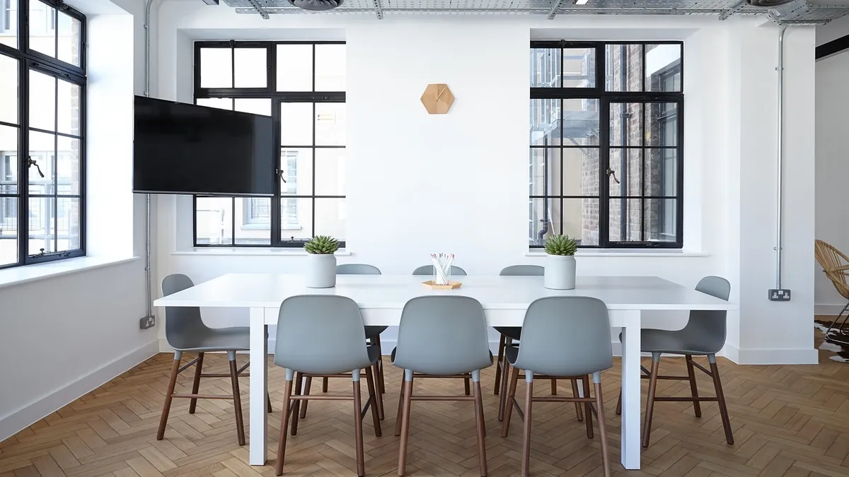 Une salle de réunion claire avec une grande table, où se déroulent souvent les entretiens d'embauche