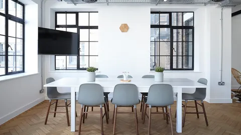 Une salle de réunion claire avec une grande table, où se déroulent souvent les entretiens d'embauche