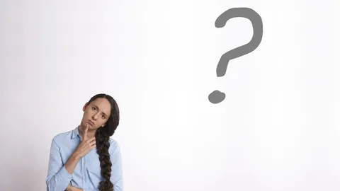 Une jeune femme réfléchit devant un grand point d'interrogation dessiné au mur, comme face à une question d'entretien