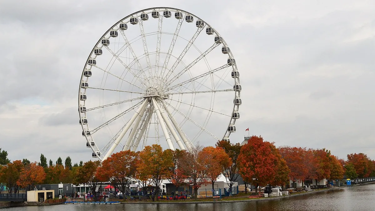 Grande roue du Vieux-Port de Montréal entourée d'arbres d'automne, une ville où travailler au Canada